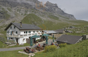 Refuge De La Tour Anzeindaz outside