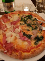 Pizzeria La Vita food