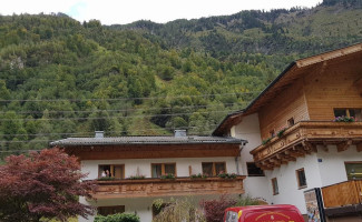 Gasthof Zur Künstleralm outside