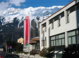 AskÖ-tirol Jugendgästehaus Volkshaus outside