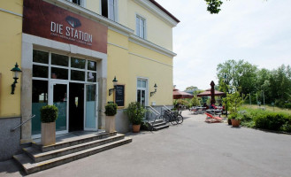 Die Station outside