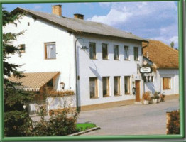 Gasthaus Gusenbauer - Astrid Michaela Wagensonner outside