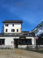 Du Pigne D'arolla outside