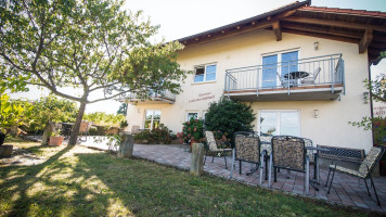 Weingut Und Gästehaus Estelmann outside