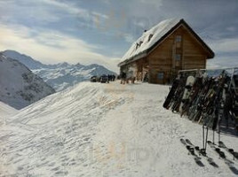 Cabane Mont-fort Cas outside