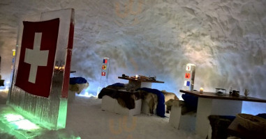 Fondue-iglu Engstligenalp Adelboden inside