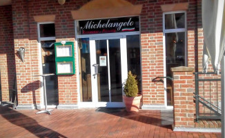 Michelangelo E Pizzeria outside