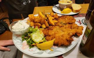 Zur Schnitzelschmiede food