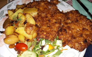 Zur Schnitzelschmiede food
