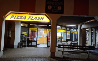 Pizza Flash outside