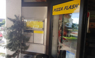 Pizza Flash outside