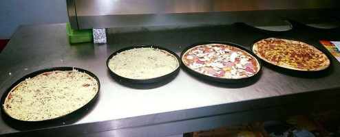 Toni's Pizza Blitz food