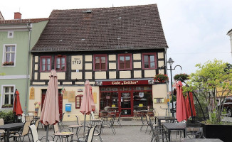 Zeitlos Das Brunnen & Keller Cafe inside