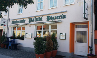 Pizzeria Paludi outside