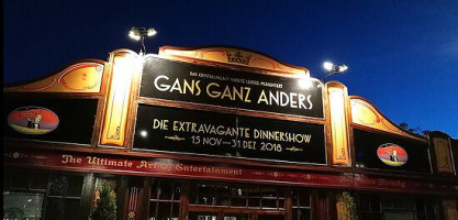 Die Extravagante Dinnershow Gans Ganz Anders outside