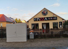 R2 Pizzeria outside