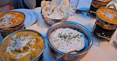 Naan N Curry food