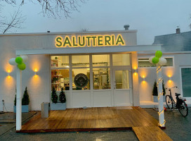 Salutteria Pizza, Pasta Passion outside