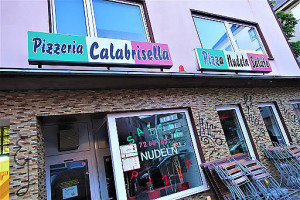 Pizzeria Calabrisella outside