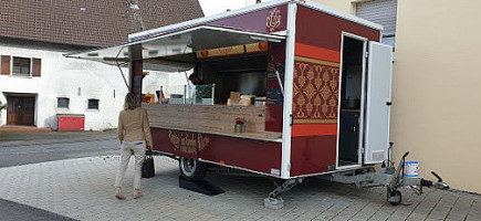 Food Truck: Rinkus Indische Küche outside