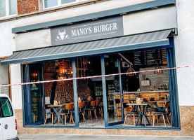 Mano's Burger outside