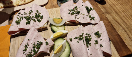 Steinels Straußwirtschaft food