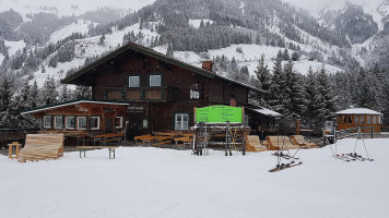 Mühlwinkelhütte, Familie Gruber outside