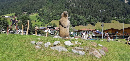 Cafe/Marmota outside