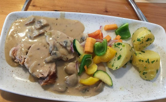Maurerwirt "echt gmiatlich" food