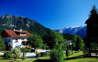 Gasthaus Halleralm outside