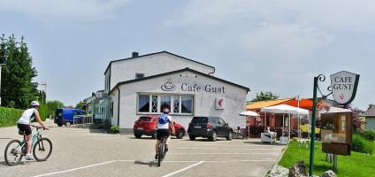 Café Gust outside