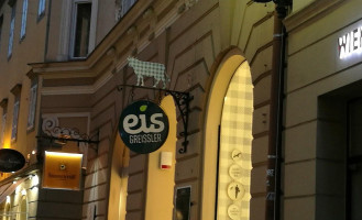 Eis Greissler outside