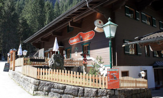 Hanke's Cafe outside