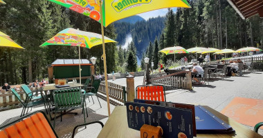 Hanke's Cafe outside