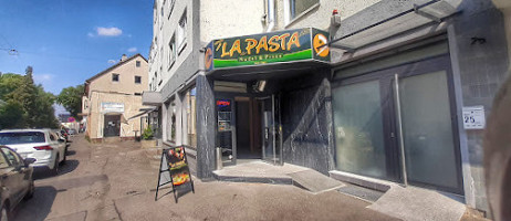 La Pasta Nudel Pizza outside