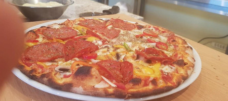 Pino's Pizza food