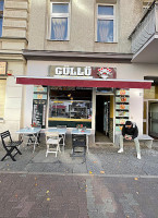 Güllü Lahmacun outside