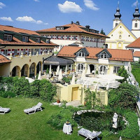 Residenz Heinz Winkler outside