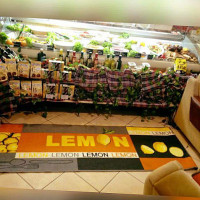Lemon Cafe und Feinkost inside