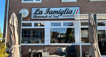 La Famiglia outside