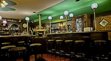 Larrys Irish Pub inside