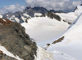 Monchsjochhutte outside