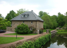 Schlosshotel Hugenpoet outside
