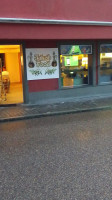 Raffael outside