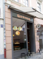 Café Crème outside