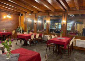 Roter Milan inside