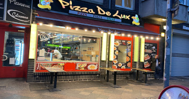 Pizza De Lux Berlin outside