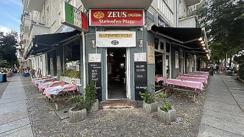 Zeus Pizza outside
