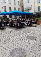 De L'Ours outside