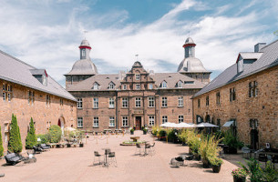 Schlosshotel Hugenpoet outside